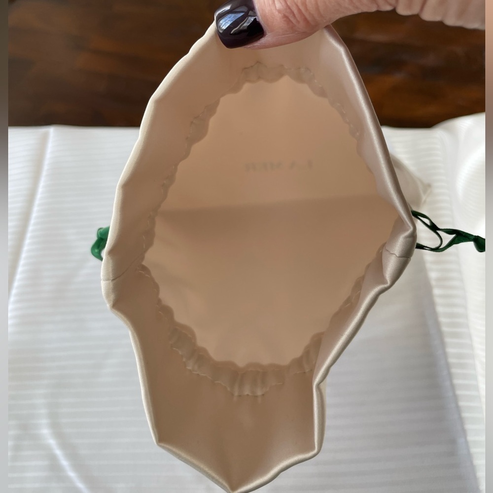 La Mer. Cream Satin Pouch. New, unused.Great for makeup, jewelry, or accessories - Picture 4 of 6